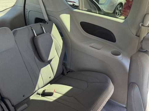 Used 2017 Chrysler Pacifica LX FWD image 24