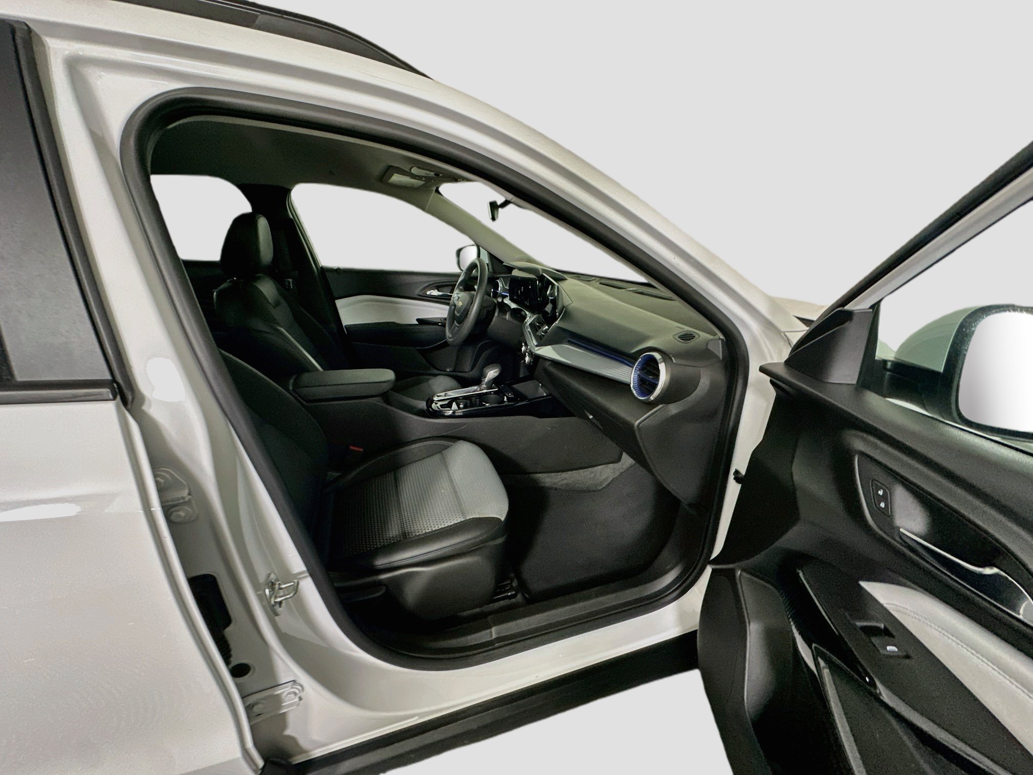 Used 2025 Chevrolet Trax LT FWD image 29