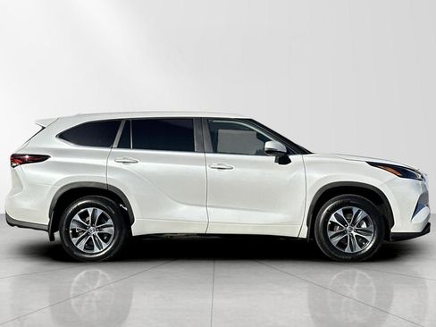 New 2026 Toyota Highlander XLE image 2