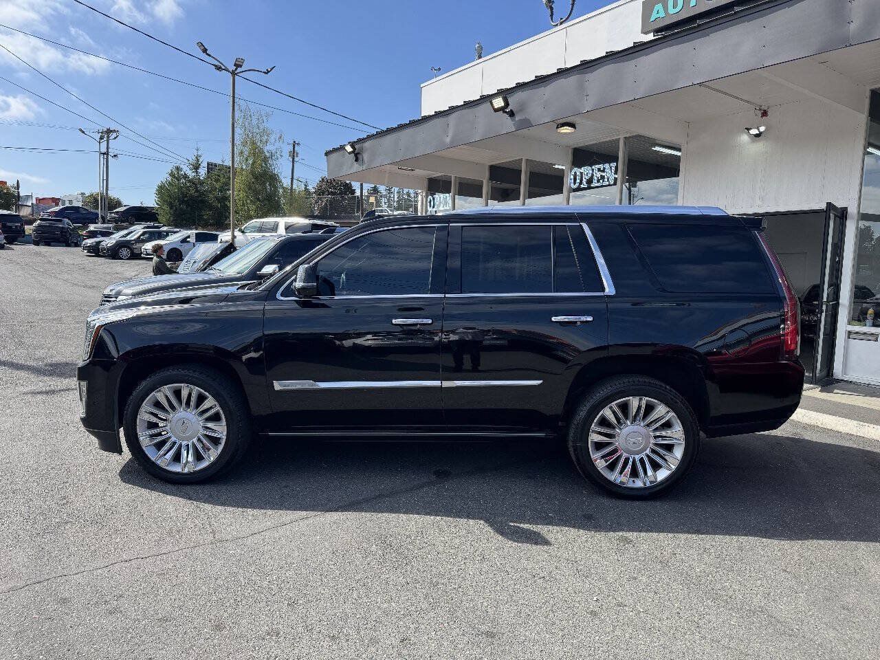 Used 2019 Cadillac Escalade Platinum RWD image 3