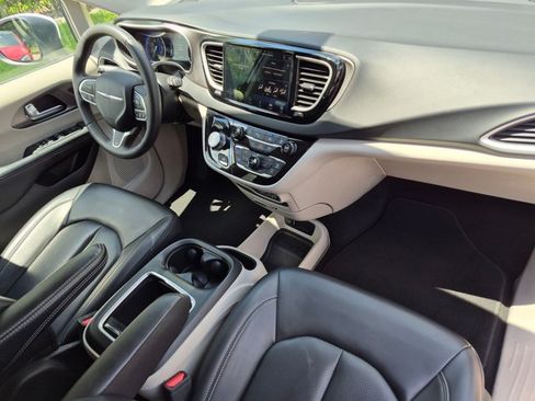 Used 2023 Chrysler Pacifica Touring-L FWD image 20