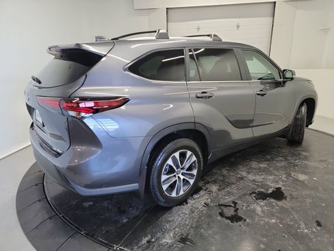 Used 2024 Toyota Highlander XLE image 9