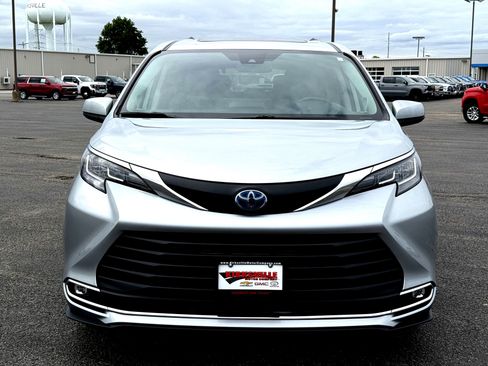 Used 2022 Toyota Sienna XLE w/ XLE Plus Package FWD image 8