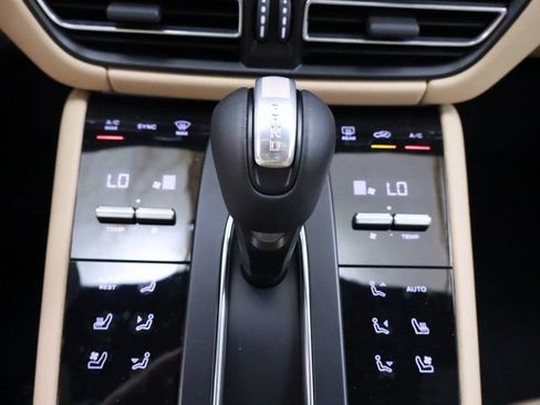Used 2024 Porsche Macan AWD/4WD image 37
