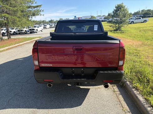 Used 2025 Honda Ridgeline Sport image 9