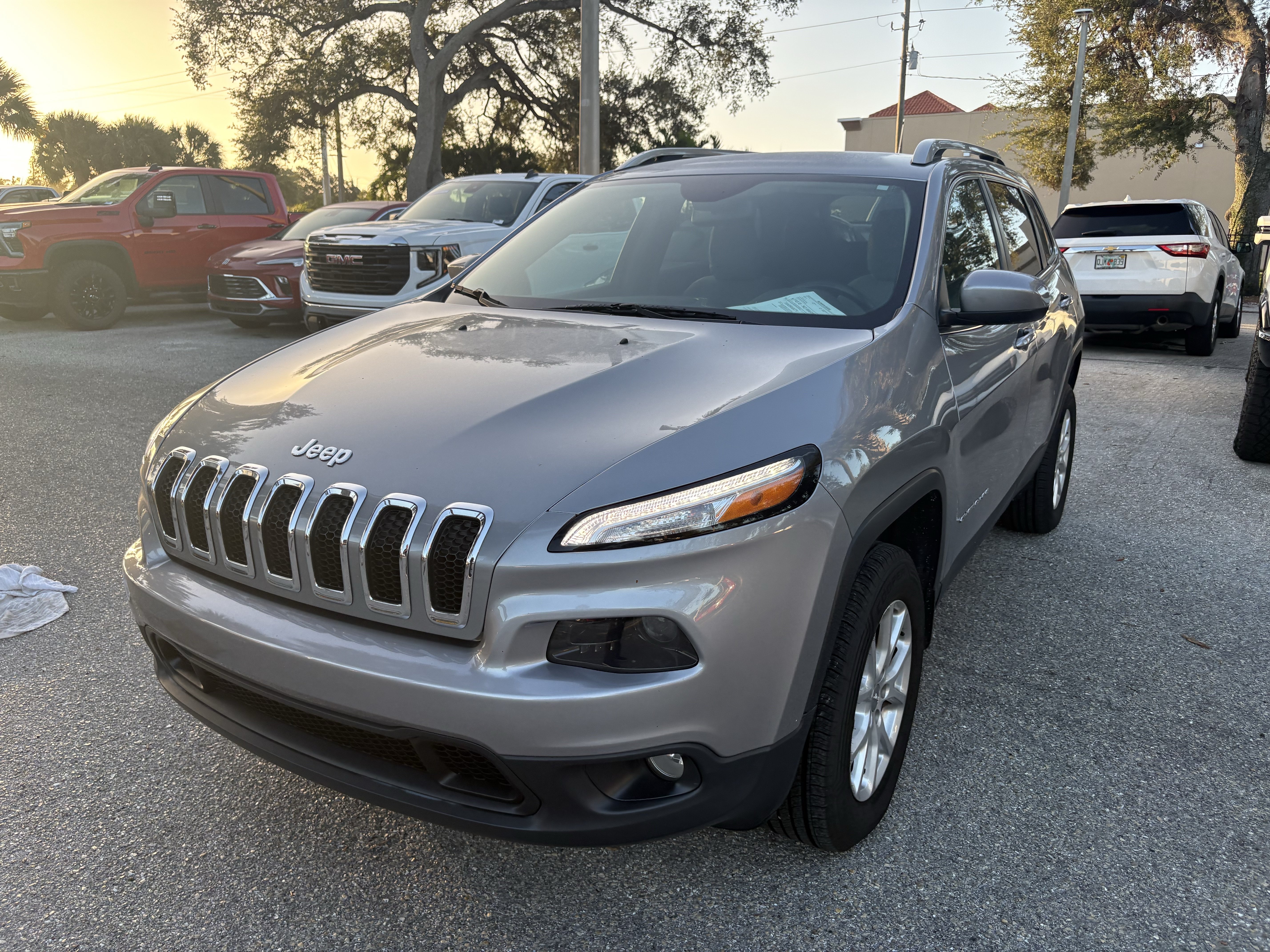 Used 2016 Jeep Cherokee Latitude w/ Comfort & Sound Group AWD/4WD image 3