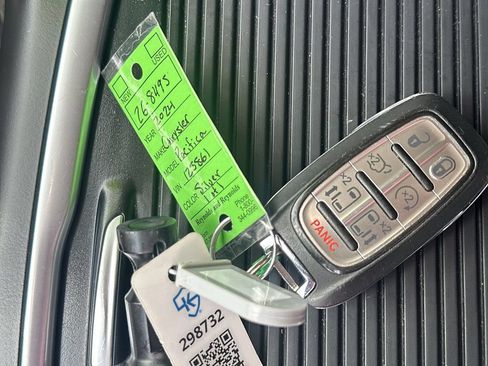 Used 2024 Chrysler Pacifica Touring-L FWD image 22