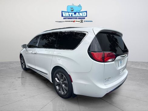 Used 2020 Chrysler Pacifica Limited w/ Tire & Wheel Group FWD image 3