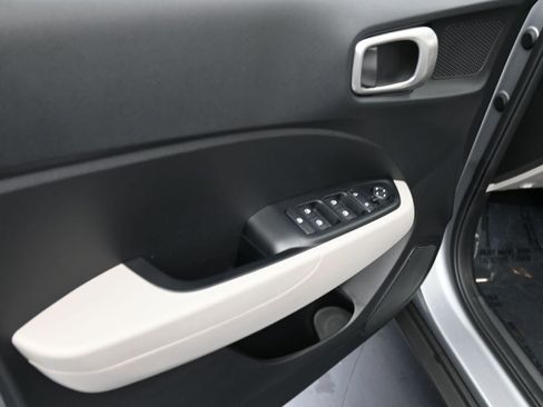 Certified 2025 Hyundai Venue SEL image 13