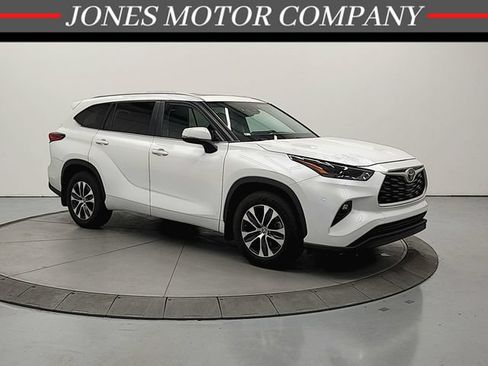 Used 2023 Toyota Highlander XLE FWD image 1