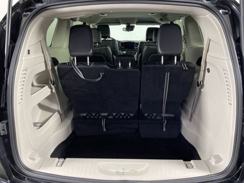 Used 2024 Chrysler Pacifica Touring-L image 34