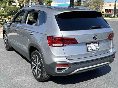 Used 2023 Volkswagen Taos SE FWD image 2