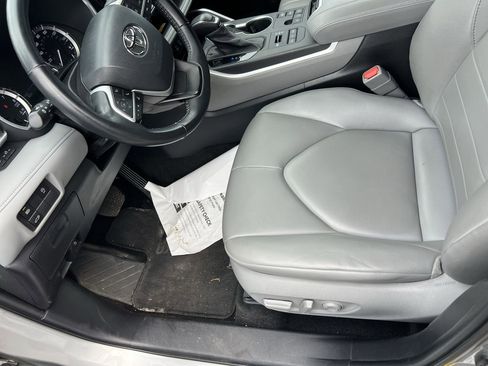 Used 2023 Toyota Highlander XLE AWD/4WD image 16