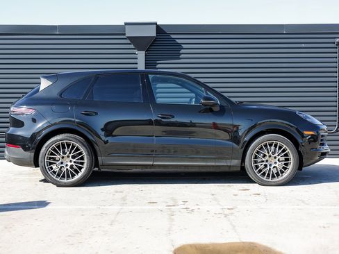Certified 2023 Porsche Cayenne Platinum Edition image 8