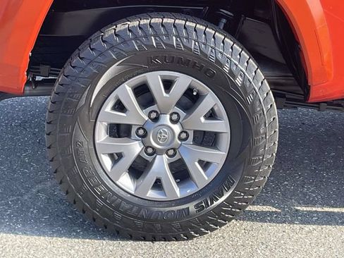 Used 2018 Toyota Tacoma SR5 AWD/4WD image 7