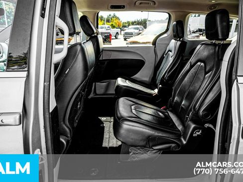 Used 2019 Chrysler Pacifica Touring-L image 22