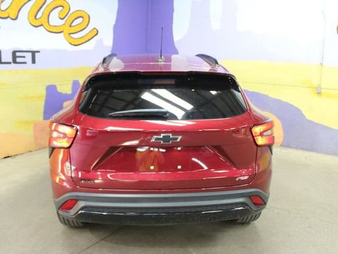 Used 2025 Chevrolet Trax RS w/ Sunroof Package FWD image 7