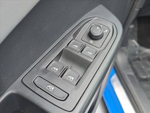 Used 2023 Volkswagen Taos SE w/ Panoramic Sunroof Package FWD image 8
