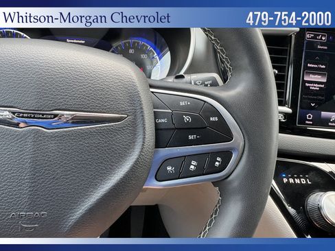 Used 2023 Chrysler Pacifica Touring-L FWD image 17