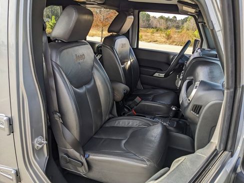 Used 2017 Jeep Wrangler Unlimited Sahara w/ Connectivity Group image 40