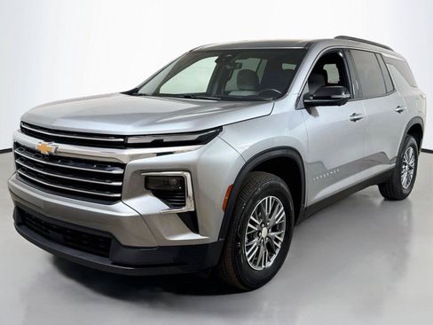 Certified 2026 Chevrolet Traverse LT w/ Driver Confidence Package FWD image 1