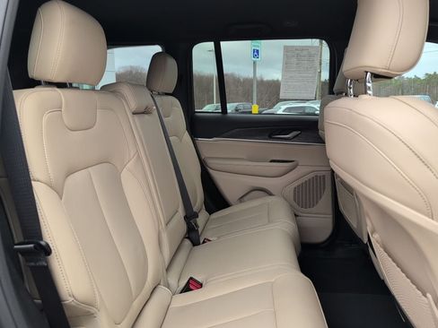 Used 2023 Jeep Grand Cherokee Limited AWD/4WD image 17