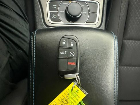 Used 2019 Jeep Grand Cherokee Laredo AWD/4WD image 41