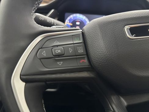 Used 2025 Jeep Grand Cherokee Altitude image 11