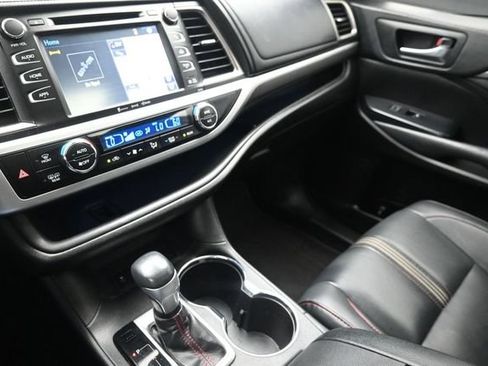Used 2019 Toyota Highlander SE w/ Nightshade Edition FWD image 32