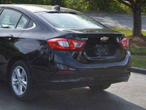 Used 2017 Chevrolet Cruze LT FWD image 3