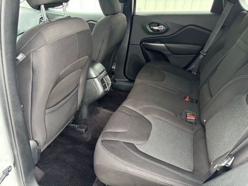 Used 2019 Jeep Cherokee Latitude w/ Popular Appearance Group image 28