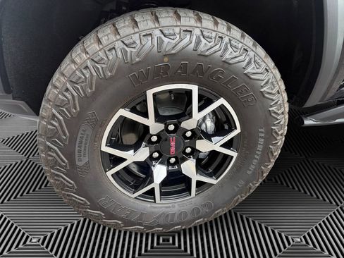 New 2025 GMC Canyon AT4 w/ AT4X Package image 9