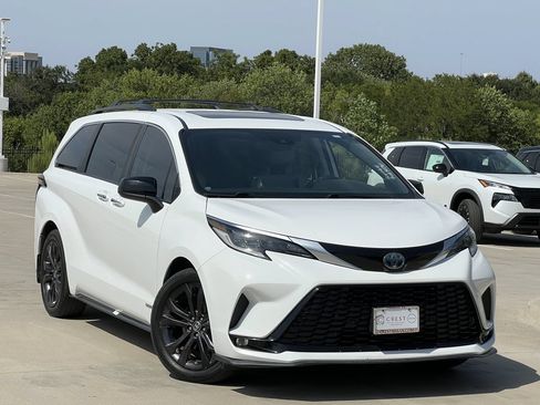 Used 2021 Toyota Sienna XSE FWD image 1