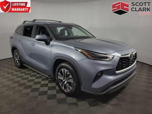 Used 2021 Toyota Highlander XLE FWD image 1