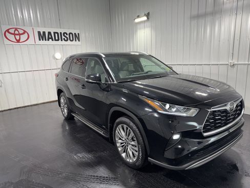 New 2026 Toyota Highlander Platinum image 4