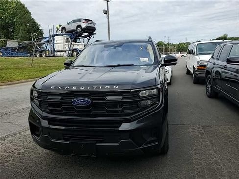 Used 2025 Ford Expedition Max Active AWD/4WD image 3
