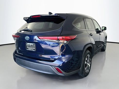 Used 2022 Toyota Highlander XLE AWD/4WD image 5