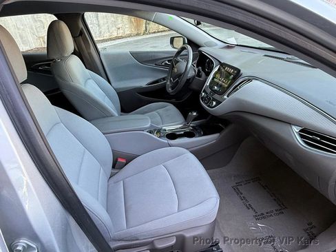 Used 2018 Chevrolet Malibu LT w/ Driver Confidence Package image 9