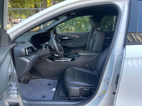 Used 2025 Buick Envista Sport Touring image 24