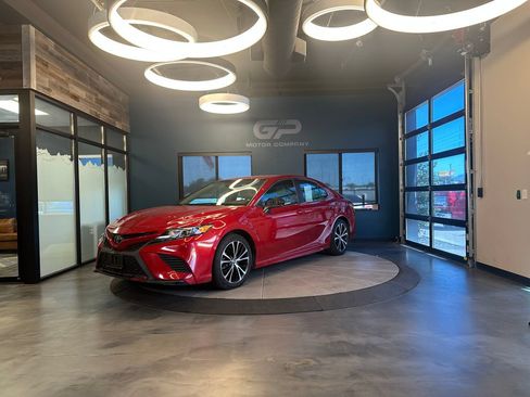 Used 2020 Toyota Camry SE FWD image 7