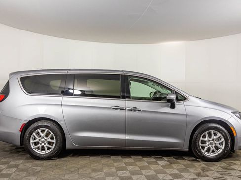Used 2020 Chrysler Voyager LX FWD image 11