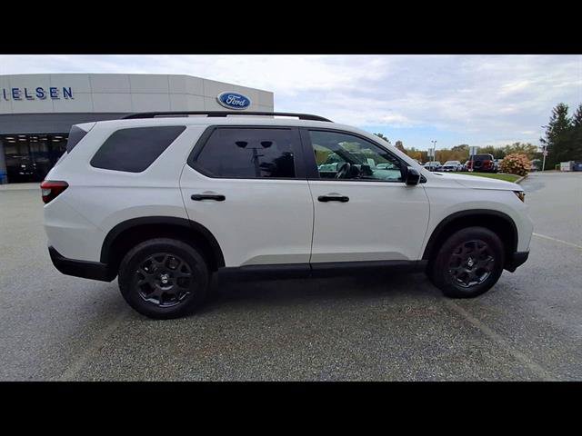 Used 2025 Honda Pilot TrailSport image 9