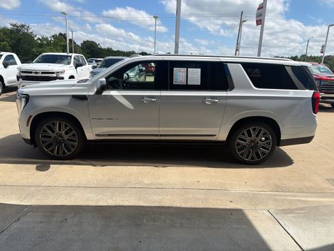 Used 2025 GMC Yukon XL Denali Ultimate AWD/4WD image 3