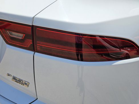 Used 2018 Jaguar E-PACE SE image 9