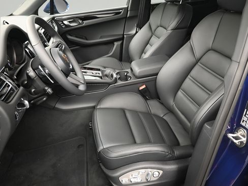 Certified 2026 Porsche Macan AWD/4WD image 6