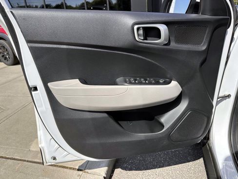 Used 2020 Hyundai Venue SEL FWD image 8
