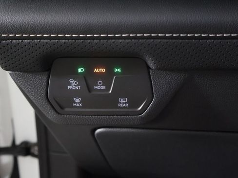 Used 2025 Volkswagen Atlas Cross Sport SE FWD image 33