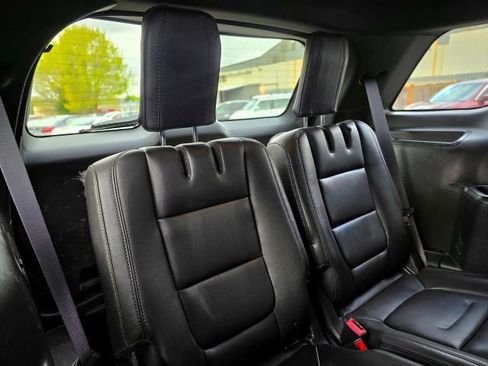Used 2015 Ford Explorer XLT w/ Equipment Group 202B AWD/4WD image 40