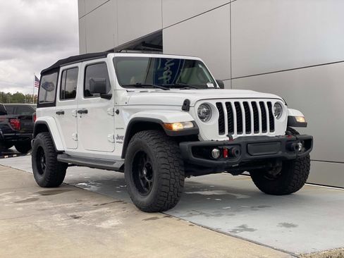 Used 2020 Jeep Wrangler Unlimited Sahara image 2