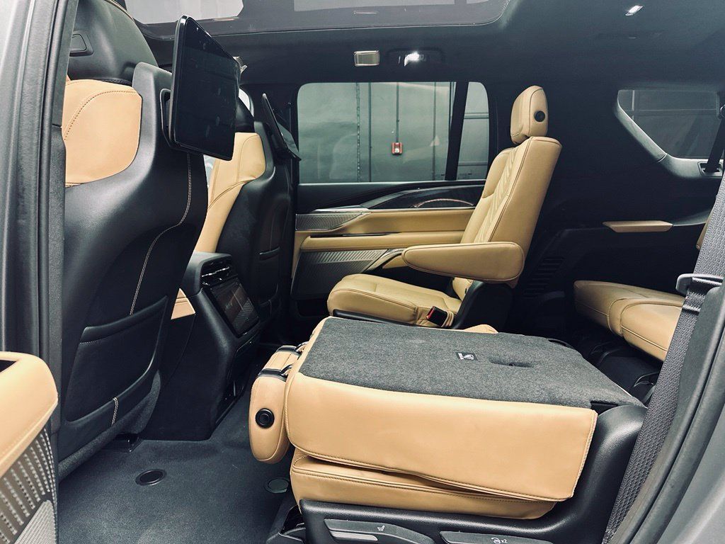 Used 2026 Cadillac Escalade IQL Sport 2 w/ LPO, ONYX Package AWD/4WD image 20